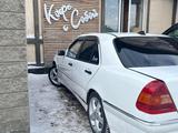 Mercedes-Benz C 200 1999 годаүшін2 200 000 тг. в Астана – фото 2