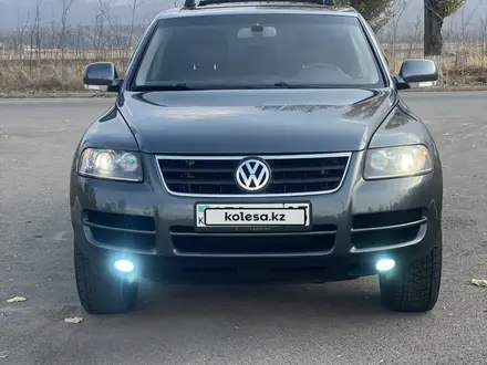 Volkswagen Touareg 2003 года за 5 650 000 тг. в Алматы – фото 27