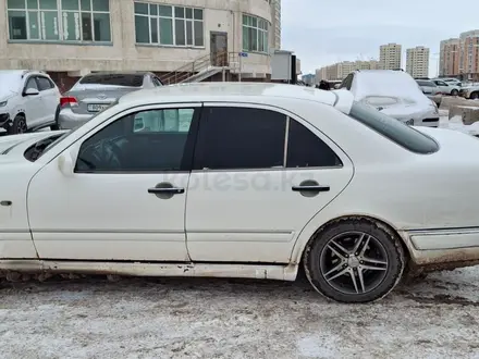 Mercedes-Benz E 240 1997 года за 2 200 000 тг. в Астана – фото 2