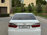 Toyota Camry 2015 годаfor11 600 000 тг. в Атырау – фото 2