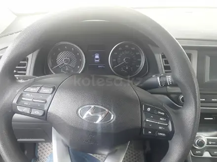 Hyundai Elantra 2019 года за 4 900 000 тг. в Уральск – фото 4