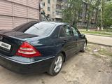 Mercedes-Benz C 200 2000 года за 2 800 000 тг. в Караганда – фото 2