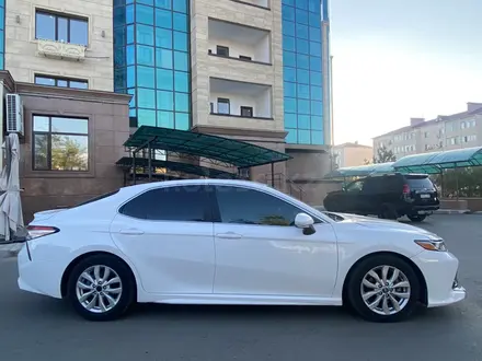 Toyota Camry 2018 года за 8 500 000 тг. в Уральск – фото 3