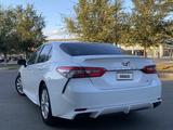 Toyota Camry 2018 года за 8 500 000 тг. в Уральск – фото 2