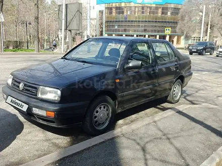 Volkswagen Vento 1996 года за 1 100 000 тг. в Алматы – фото 2