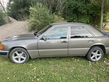 Mercedes-Benz E 230 1991 года за 1 700 000 тг. в Алматы – фото 3