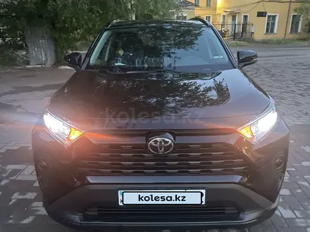 Toyota RAV4 2020 года за 14 600 000 тг. в Караганда – фото 2