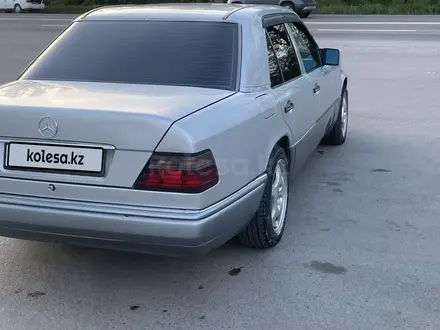 Mercedes-Benz E 220 1993 года за 2 900 000 тг. в Алматы – фото 4