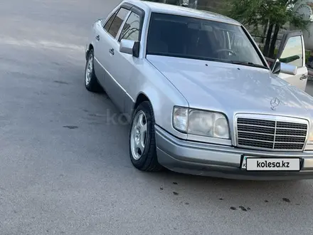 Mercedes-Benz E 220 1993 года за 2 900 000 тг. в Алматы