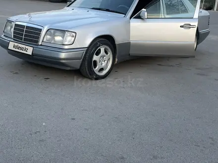Mercedes-Benz E 220 1993 года за 2 900 000 тг. в Алматы – фото 2