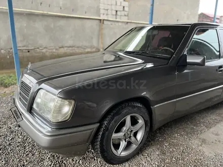 Mercedes-Benz E 220 1993 года за 2 200 000 тг. в Шымкент – фото 6