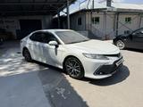 Toyota Camry 2021 года за 16 300 000 тг. в Алматы – фото 2