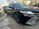 Toyota Camry 2018 года за 13 200 000 тг. в Алматы – фото 2