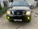Nissan Navara 2010 года за 3 800 000 тг. в Алматы – фото 2