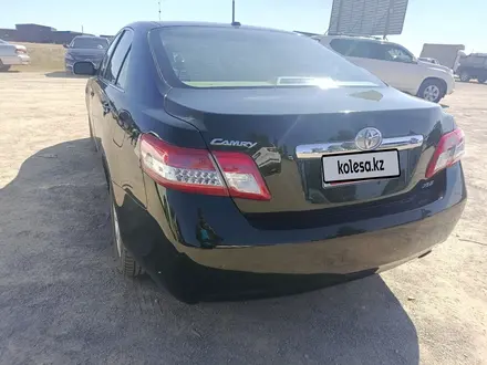 Toyota Camry 2011 года за 5 100 000 тг. в Актобе – фото 2