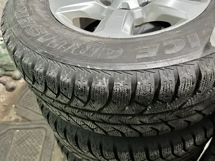 Оригинальные диски TLC Prado 150 с зимними шипованными шинами Bridgestone за 350 000 тг. в Алматы – фото 5