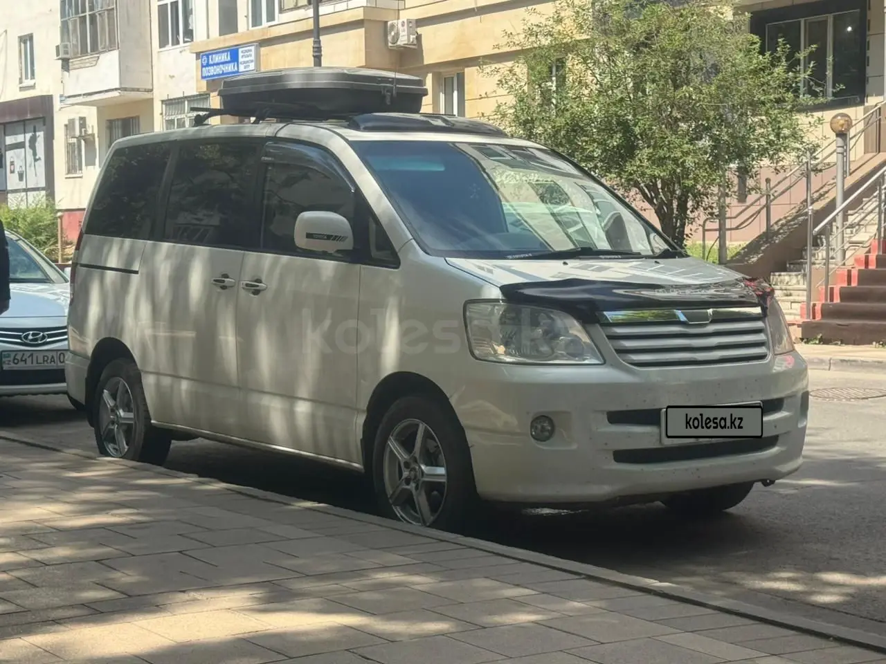 Toyota Noah, 2005