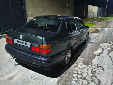 Volkswagen Vento 1993 года за 450 000 тг. в Шымкент – фото 2