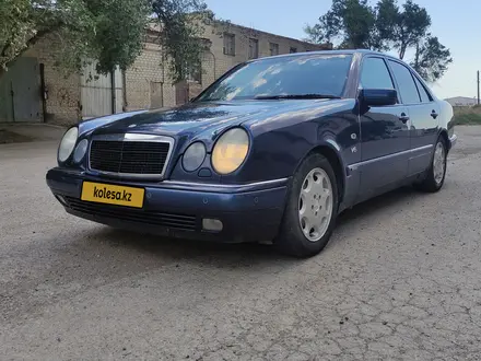 Mercedes-Benz E 240 1997 года за 2 800 000 тг. в Атырау – фото 2