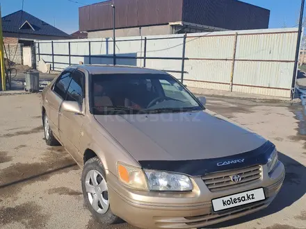 Toyota Camry 2000 года за 2 700 000 тг. в Шымкент – фото 2