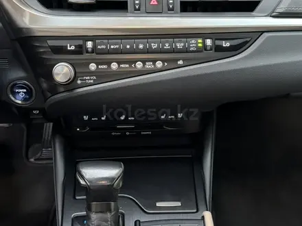 Lexus ES 300h 2021 года за 23 000 000 тг. в Алматы – фото 13