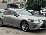 Lexus ES 300h 2021 годаүшін23 000 000 тг. в Алматы – фото 2