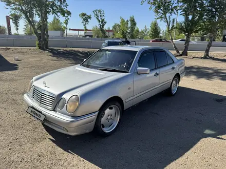 Mercedes-Benz E 320 1996 года за 1 950 000 тг. в Астана