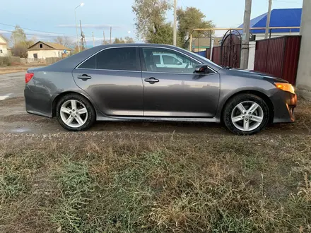 Toyota Camry 2014 года за 7 100 000 тг. в Актобе – фото 3