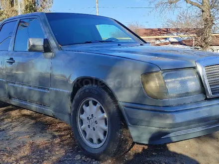 Mercedes-Benz E 220 1993 года за 1 150 000 тг. в Талдыкорган