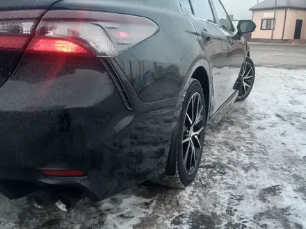 Toyota Camry 2021 года за 12 000 000 тг. в Атырау – фото 7
