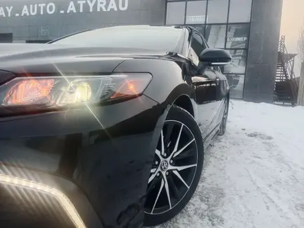 Toyota Camry 2021 года за 12 000 000 тг. в Атырау – фото 15