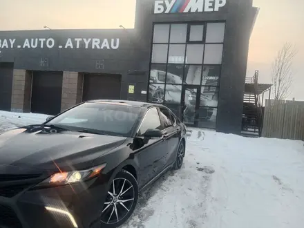 Toyota Camry 2021 года за 12 000 000 тг. в Атырау – фото 18
