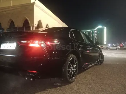 Toyota Camry 2021 года за 12 000 000 тг. в Атырау – фото 3