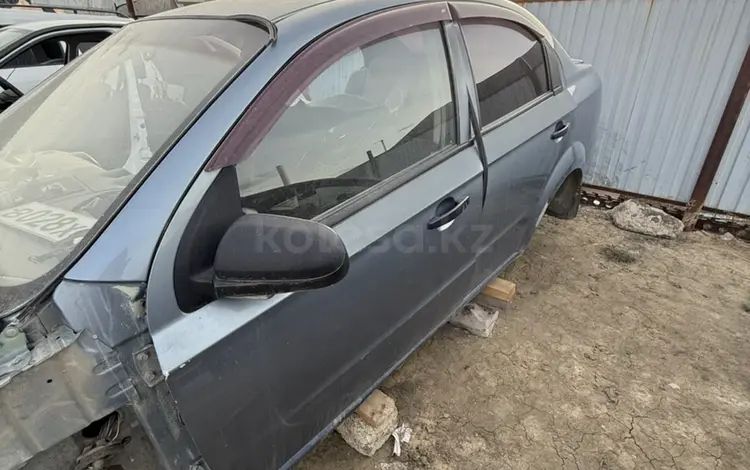 Шевролет Авео двери за 50 000 тг. в Атырау