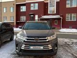 Toyota Highlander 2018 года за 17 500 000 тг. в Актобе