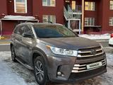 Toyota Highlander 2018 года за 17 500 000 тг. в Актобе – фото 2