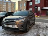 Toyota Highlander 2018 года за 17 500 000 тг. в Актобе – фото 3