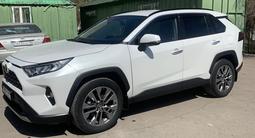 Toyota RAV4 2020 года за 16 200 000 тг. в Астана – фото 2