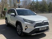 Toyota RAV4 2020 года за 16 200 000 тг. в Астана
