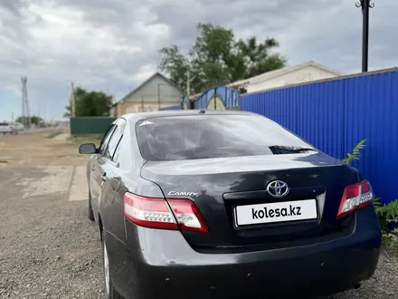 Toyota Camry 2010 года за 6 100 000 тг. в Атырау – фото 4