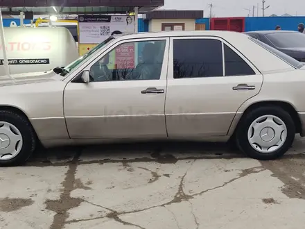 Mercedes-Benz E 200 1993 года за 2 000 000 тг. в Кызылорда – фото 6