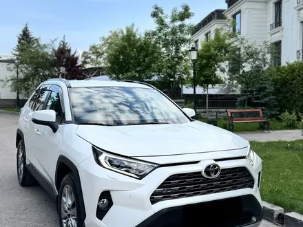 Toyota RAV4 2021 года за 15 300 000 тг. в Алматы