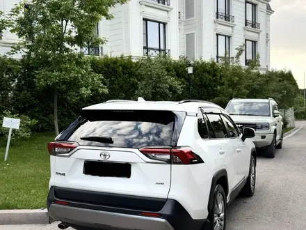 Toyota RAV4 2021 года за 15 300 000 тг. в Алматы – фото 3