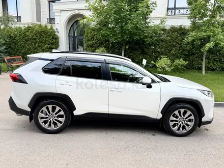 Toyota RAV4 2021 года за 15 300 000 тг. в Алматы – фото 2