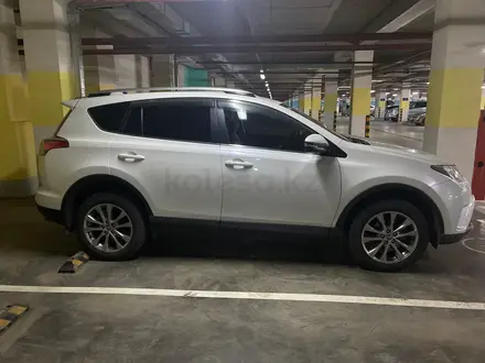 Toyota RAV4 2018 года за 13 500 000 тг. в Астана – фото 2