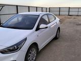 Hyundai Accent 2017 года за 6 300 000 тг. в Атырау – фото 2