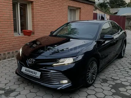 Toyota Camry 2020 года за 13 500 000 тг. в Алматы – фото 2