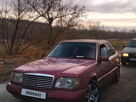 Mercedes-Benz E 220 1993 года за 2 000 000 тг. в Шахтинск