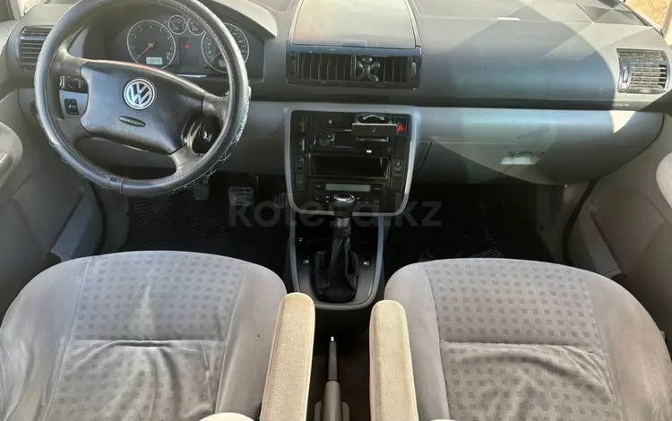 Volkswagen Sharan 2002 года за 2 800 000 тг. в Актобе