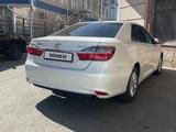 Toyota Camry 2017 года за 11 000 000 тг. в Атырау – фото 2